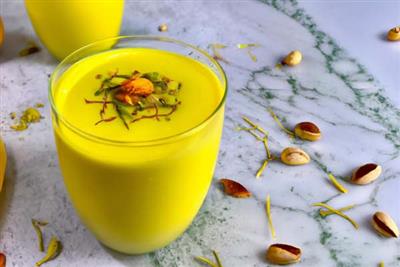 طرز تهیه شیر زعفران پسته ای مناسب روزهای سرد