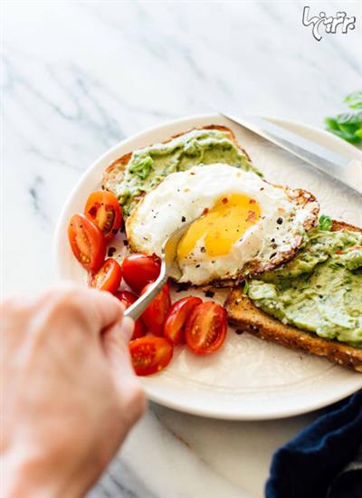 طرز تهیه نیمرو با سس پستو طرز تهیه نیمرو با سس پستو